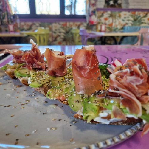 tostada aguacate bar las eras